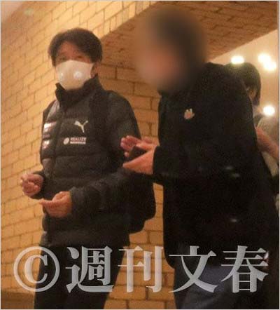 近藤真彦に不倫スキャンダル、年下女社長と沖縄ゴルフ旅行。浮気現場を