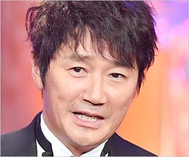近藤真彦に不倫スキャンダル、年下女社長と沖縄ゴルフ旅行。浮気現場を