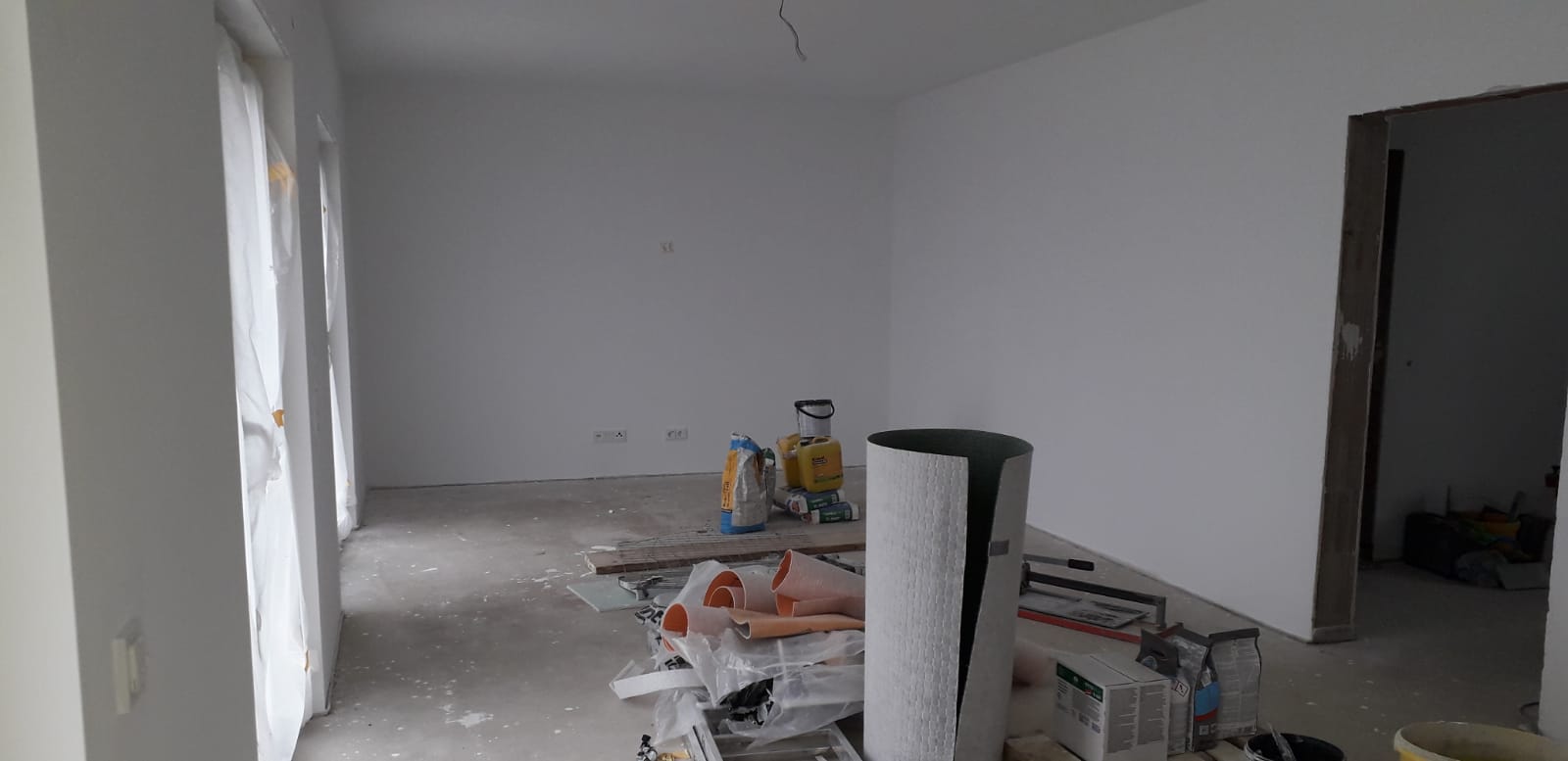 Bei der richtigen grundierung spielt es eine rolle, ob sie eine wand in einem altbau oder in einem neubau tapezieren . Tapezieren Oder Streichen Im Neubau