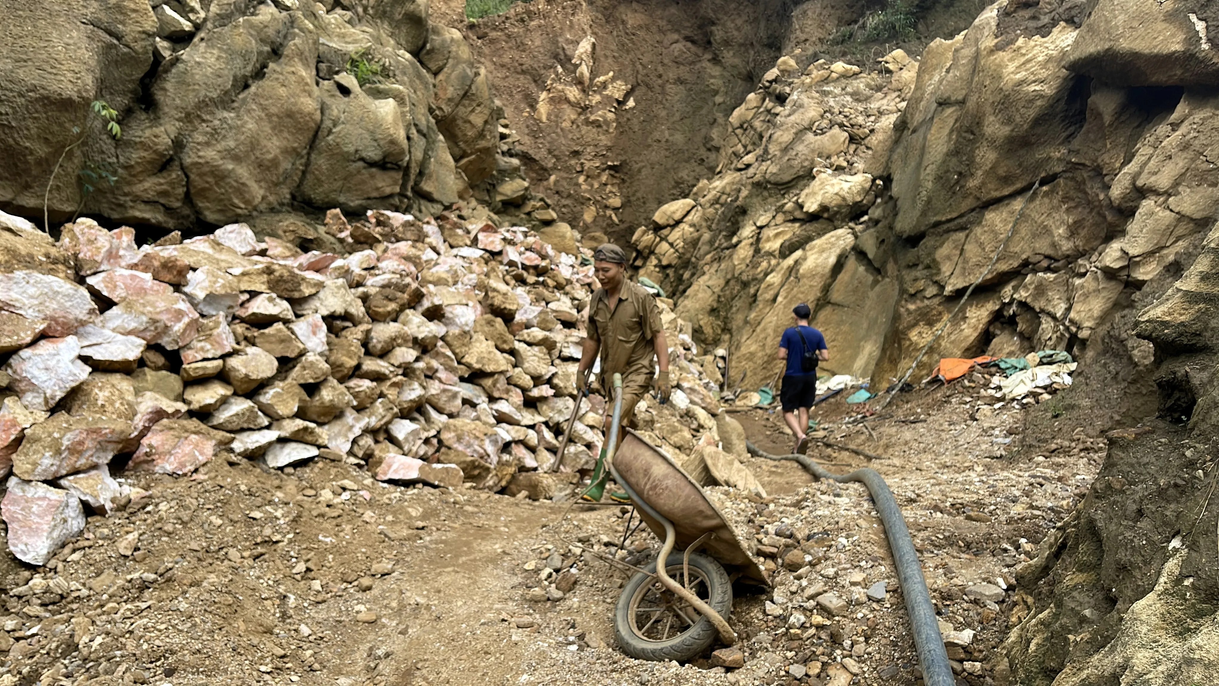 Foto einer privaten Edelstein Mine in Vietnam