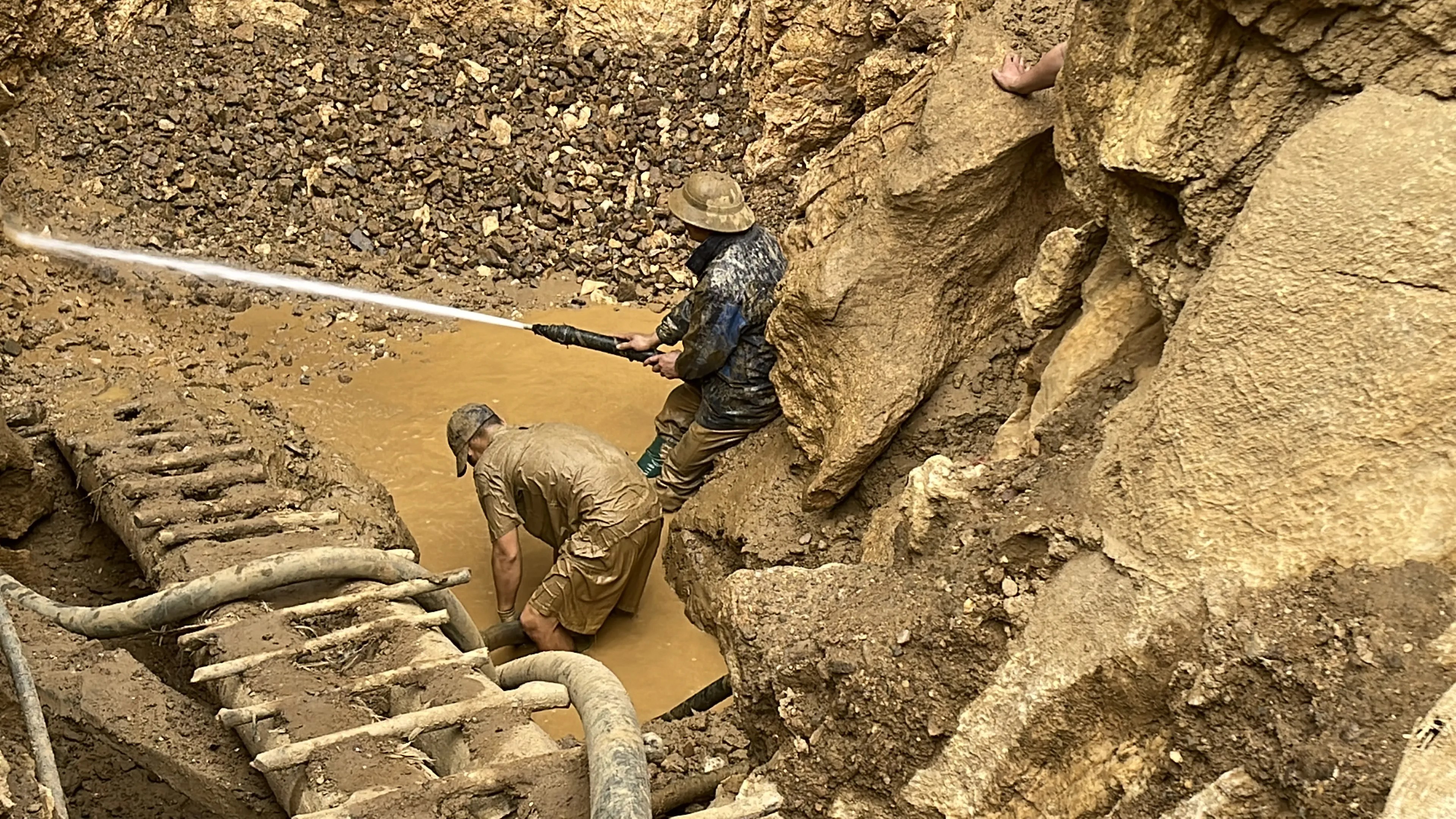 2 Männer arbeiten in einer privaten Mine in Vietnam