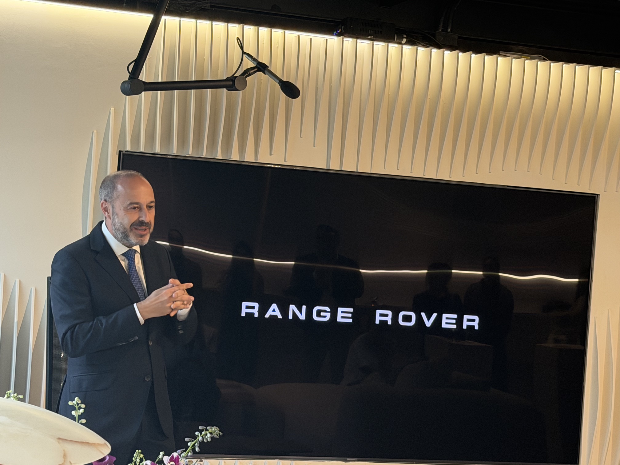 Nace Range Rover SV Studio