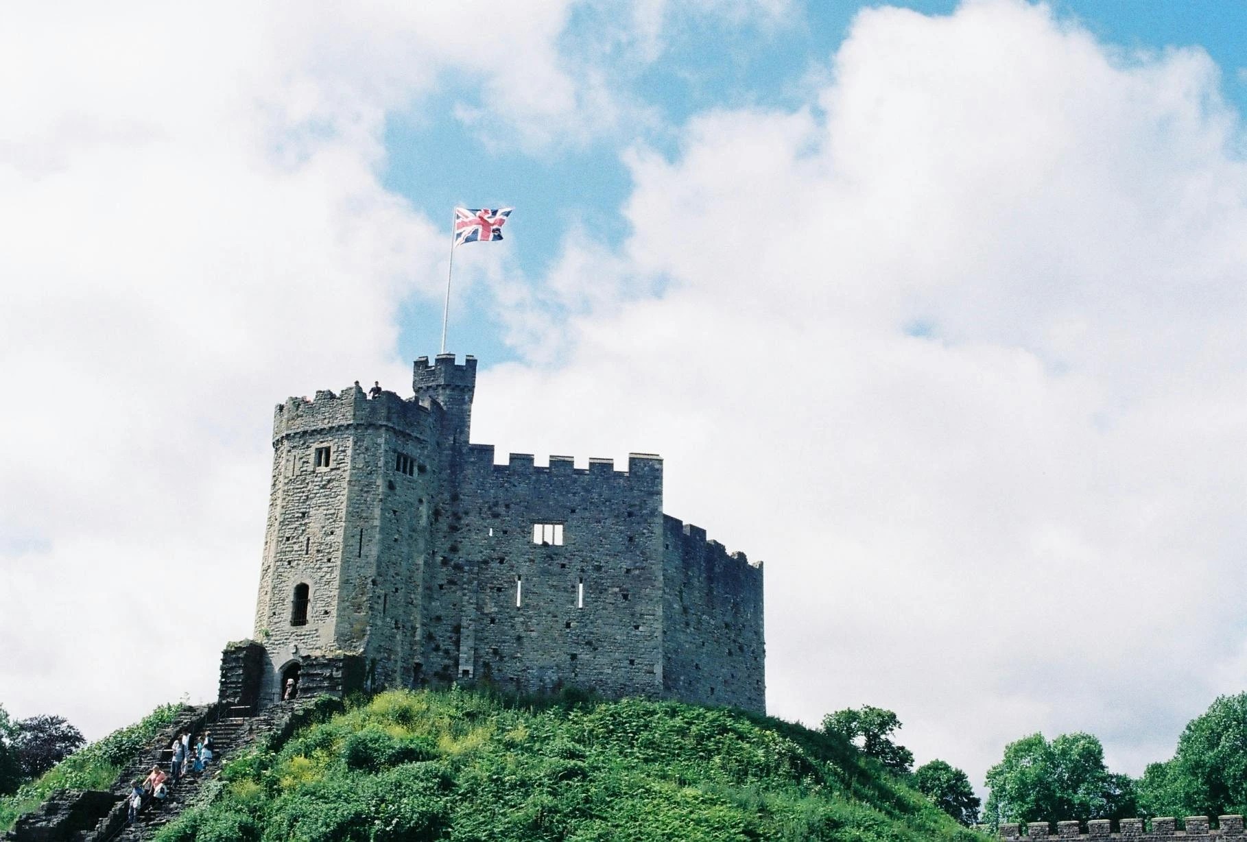 The UK offers big opportunities but starting a business and entering the market isn’t simple. Post-Brexit rules have reshaped immigration, payroll, and local hiring. This guide walks you through the essentials of starting a business in the United Kingdom.