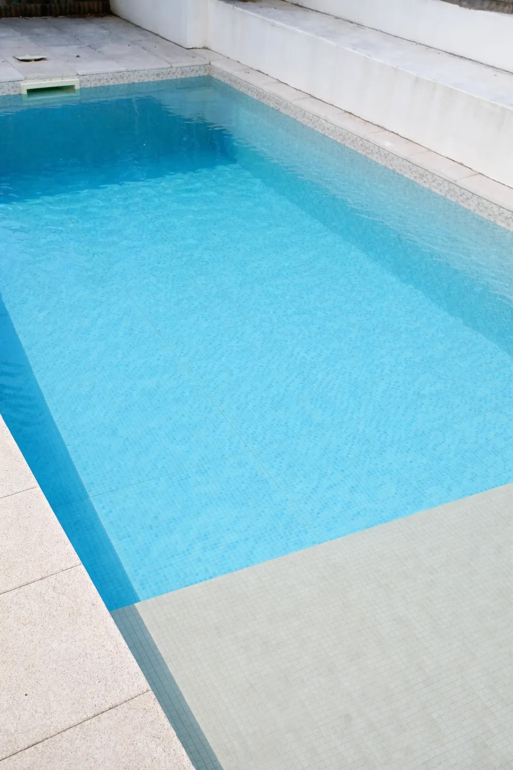 Piscina recuperada, com água limpa