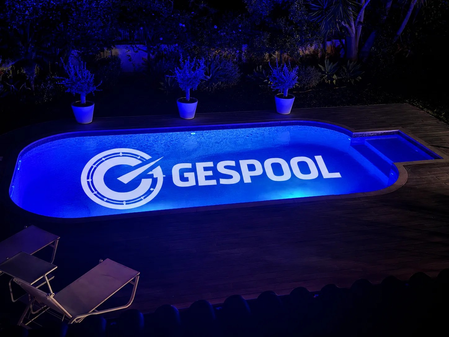 Piscina GESPOOL iluminada à noite