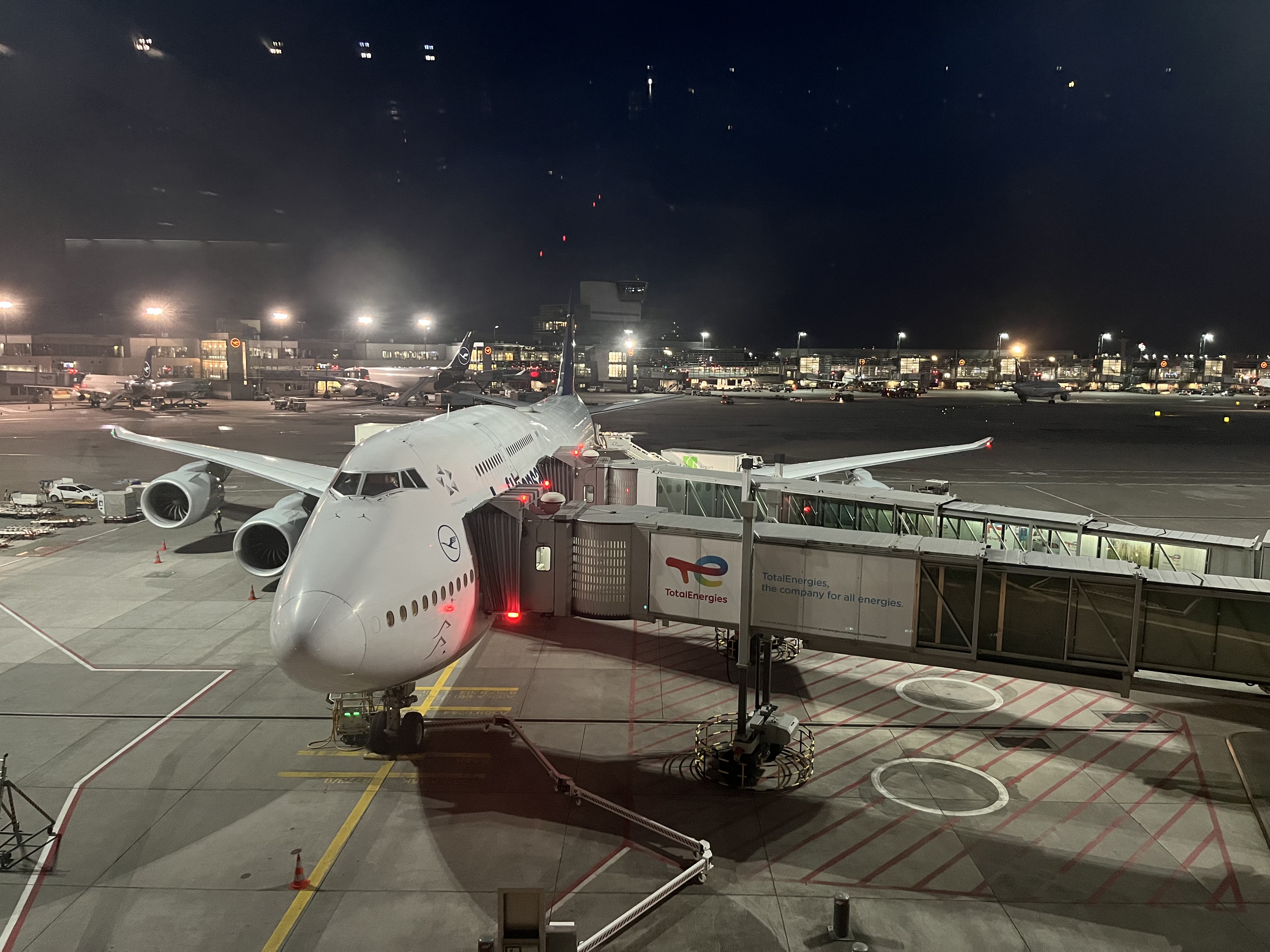 Review: Lufthansa LH778 Business upper deck 747-8 Frankfurt Singapur