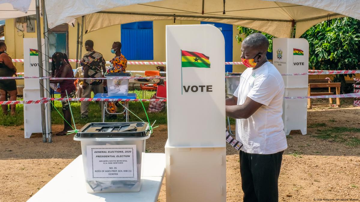 A voter casting his ballot. Image Source: Picture Alliance 