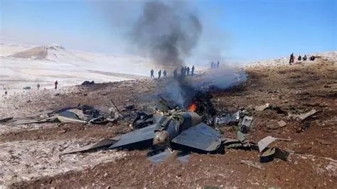 عاجل: تفاصيل تحطم طائرة مقاتلة ايرانية في محافظة همدان غرب البلاد أثناء مهمة تدريبية ليلية. تعرف على مصير الطيارين وأسباب السقوط الفنية.
