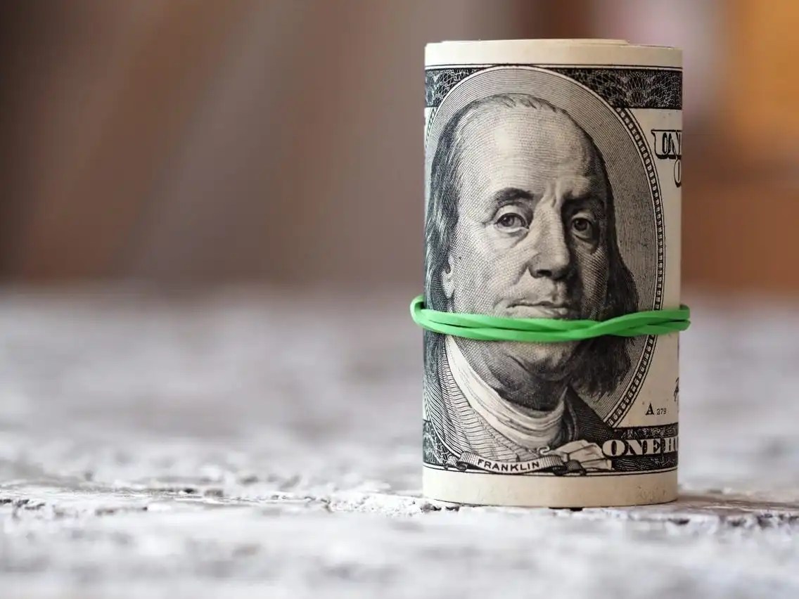 سعر 100 دولار في العراق