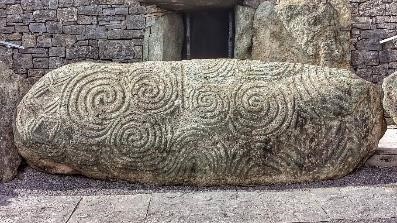 Newgrange: entrance stone - Giant Monster
