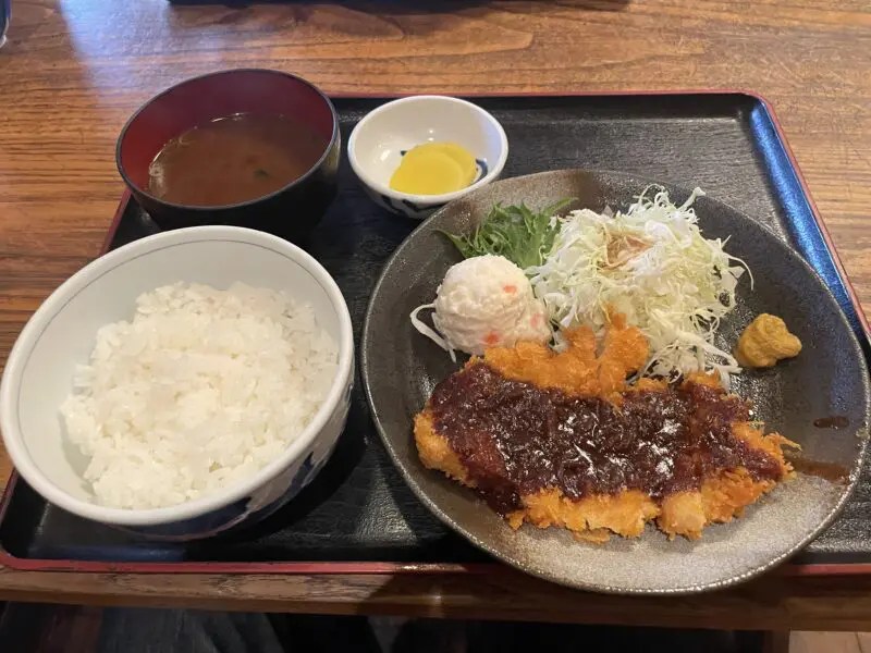 吉田屋天婦羅食堂」メニュー豊富、お値打ちに天婦羅定食いただけます