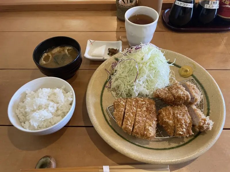 とんかつや」本巣郡北方町、豚肉が選べるカウンターのみのトンカツ店