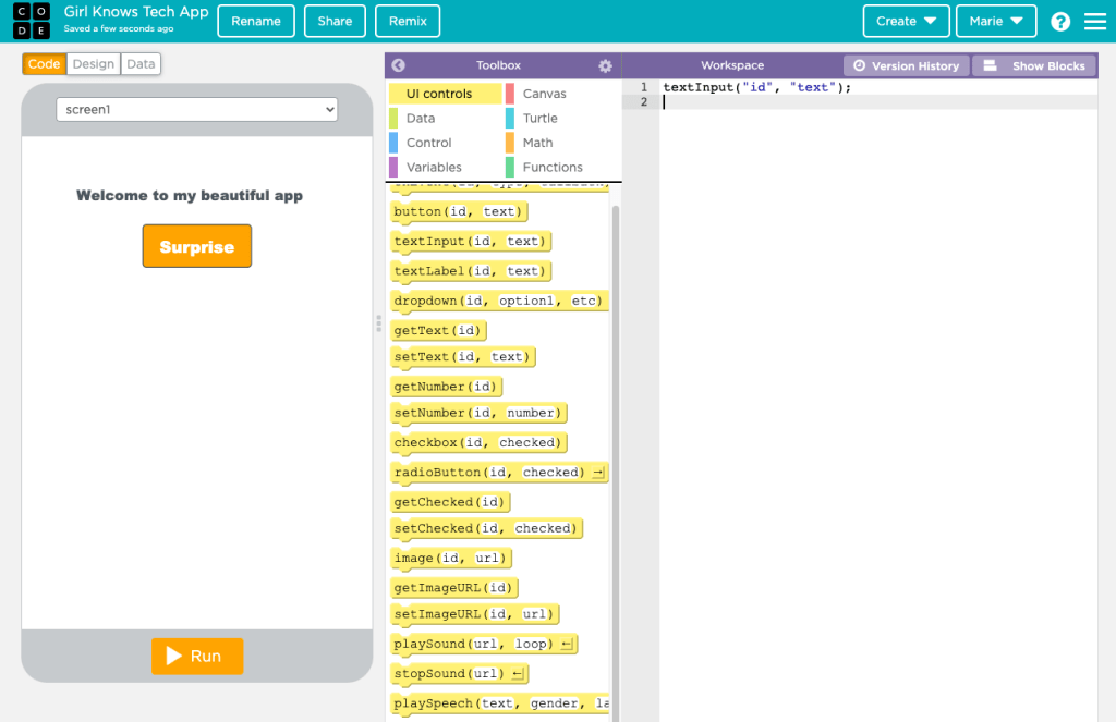 Capture d'écran du site web de Code.org où on peut enseigner aux enfants l'informatique en créant une application mobile.