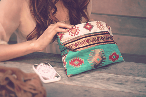 クラッチバッグをゴソゴソする女の子｜おしゃれ・かわいい無料写真素材