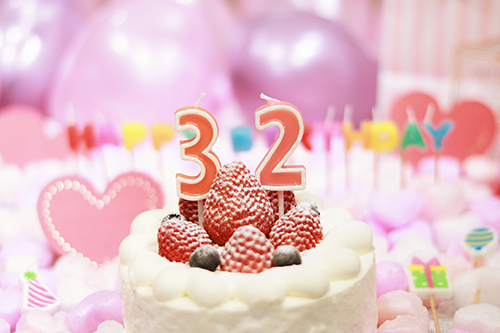 フリー写真画像『オシャレな誕生日画像：可愛いケーキとキャンドルでお祝い?32歳編?』[ID:3230]