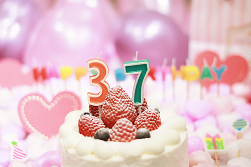 フリー写真画像『オシャレな誕生日画像：可愛いケーキとキャンドルでお祝い?37歳編?』[ID:3244]