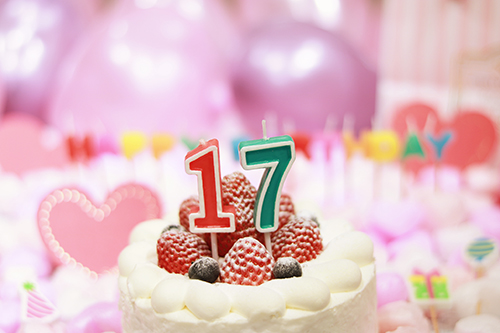 フリー写真画像『オシャレな誕生日画像：可愛いケーキとキャンドルでお祝い?17歳編?』[ID:3182]