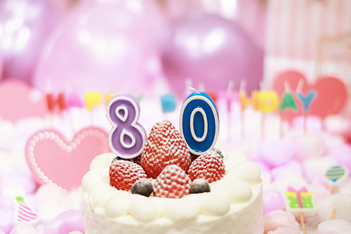 オシャレな誕生日画像 可愛いケーキとキャンドルでお祝い 80歳編 のフリー画像 おしゃれなフリー写真素材 Girly Drop