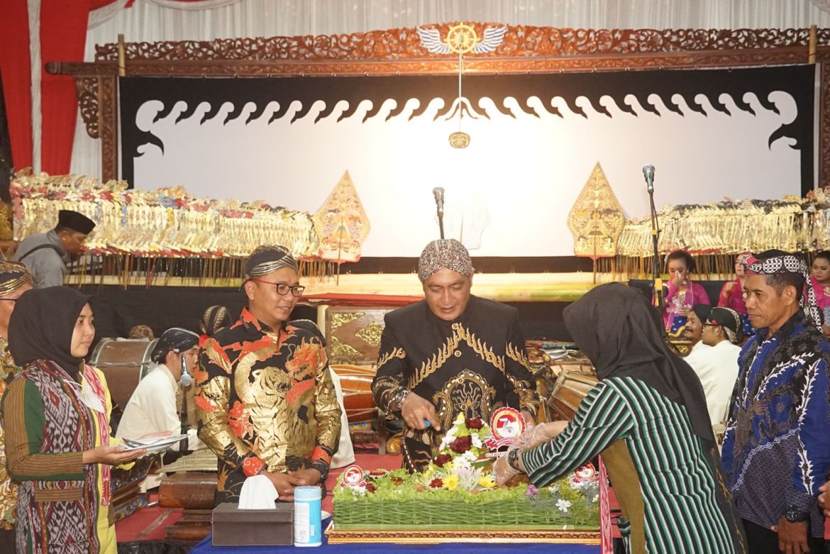 Pecahkan Rekor Dunia Tari Gugur Gunung Terbanyak