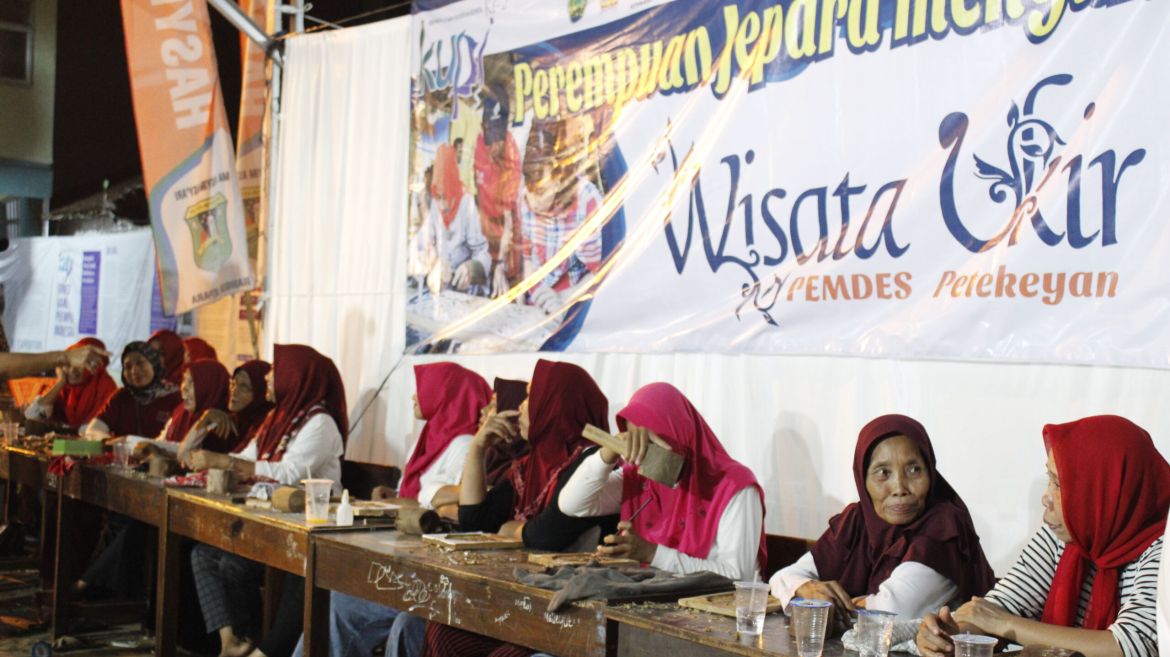 Perempuan Jepara Lihaian Mengukir Kayu