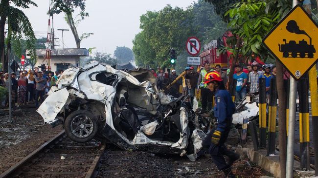 Mobil Tertabrak Kereta Di Grobogan
