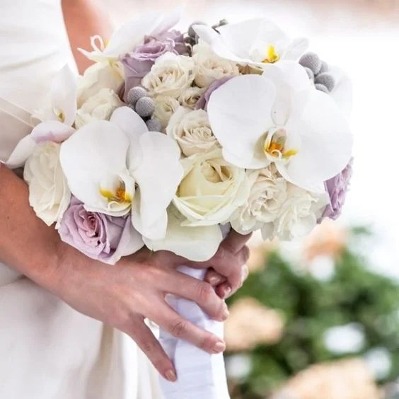 Una miriade di rose bianche, gigli di calla e orchidee phalaenopsis dal tocco . Bouquet Sposa 5 Gallerie Di Immagini Scelte In Base Ai Fiori