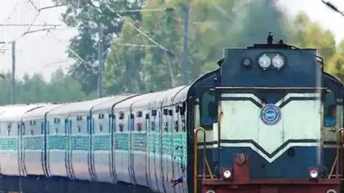 Lovers Kill Themselves by Jumping Before Train in UP's Bareilly - News18