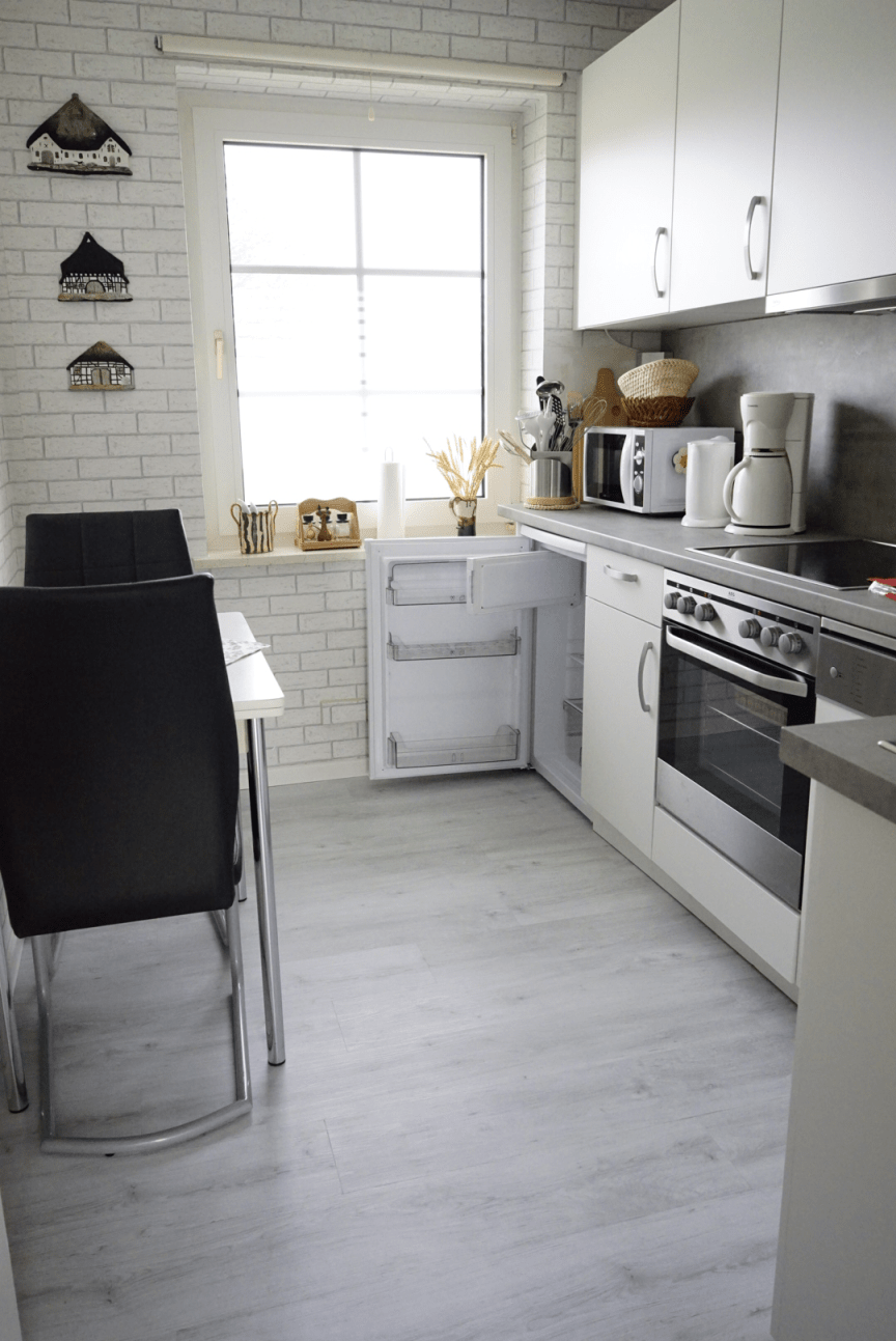 Blick in die Küche mit Sitzgelegenheit