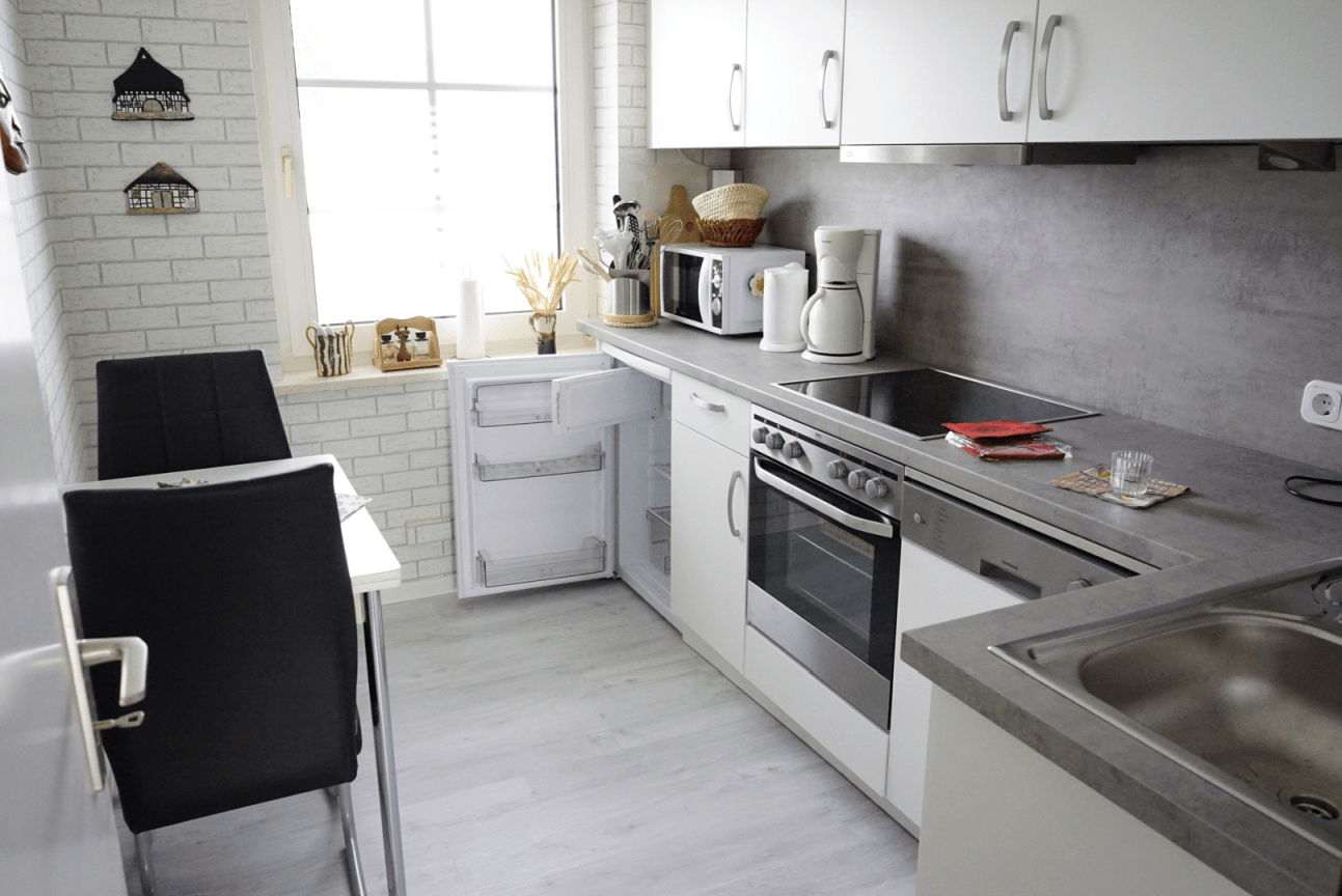 Küche mit Herd und Kühlschrank