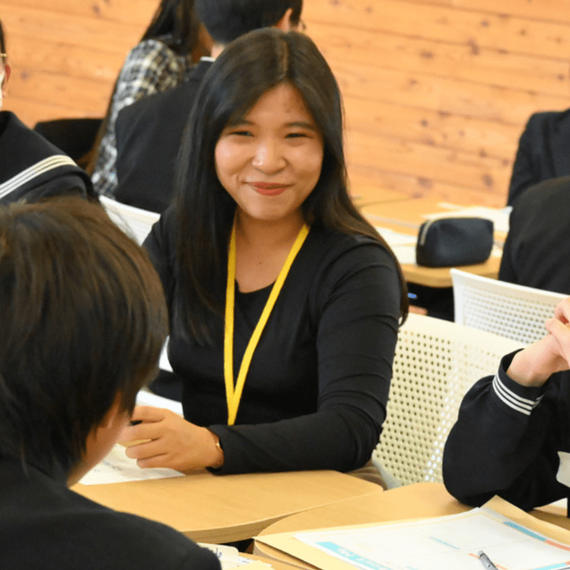 英語研修に参加する生徒・黄色いランヤード・長野県中学高校英語プログラム