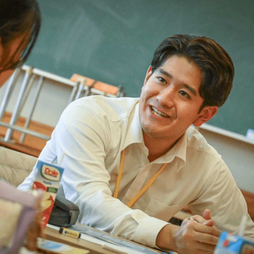 リラックスした笑顔の外国人メンター・Academic Challenge英語研修