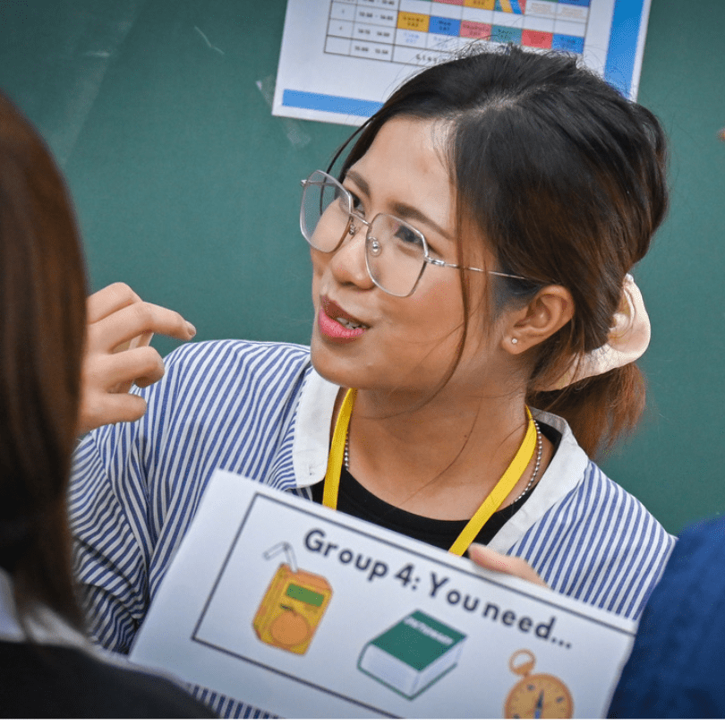 グループカードを持ち説明する外国人メンター・高校生英語研修長野