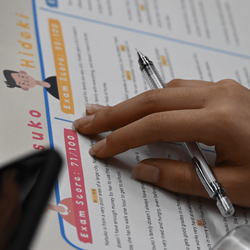 英語研修のワークシートに取り組む高校生・スコア採点