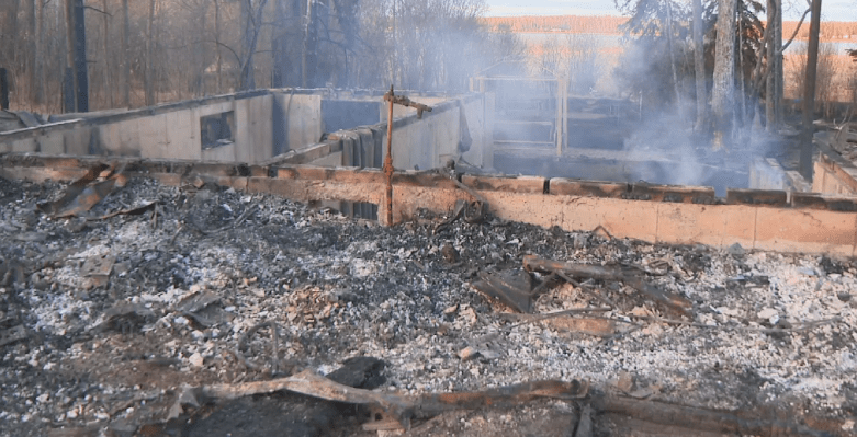 Praia arenosa, Alta. ordem de evacuação levantada com incêndio sob controle