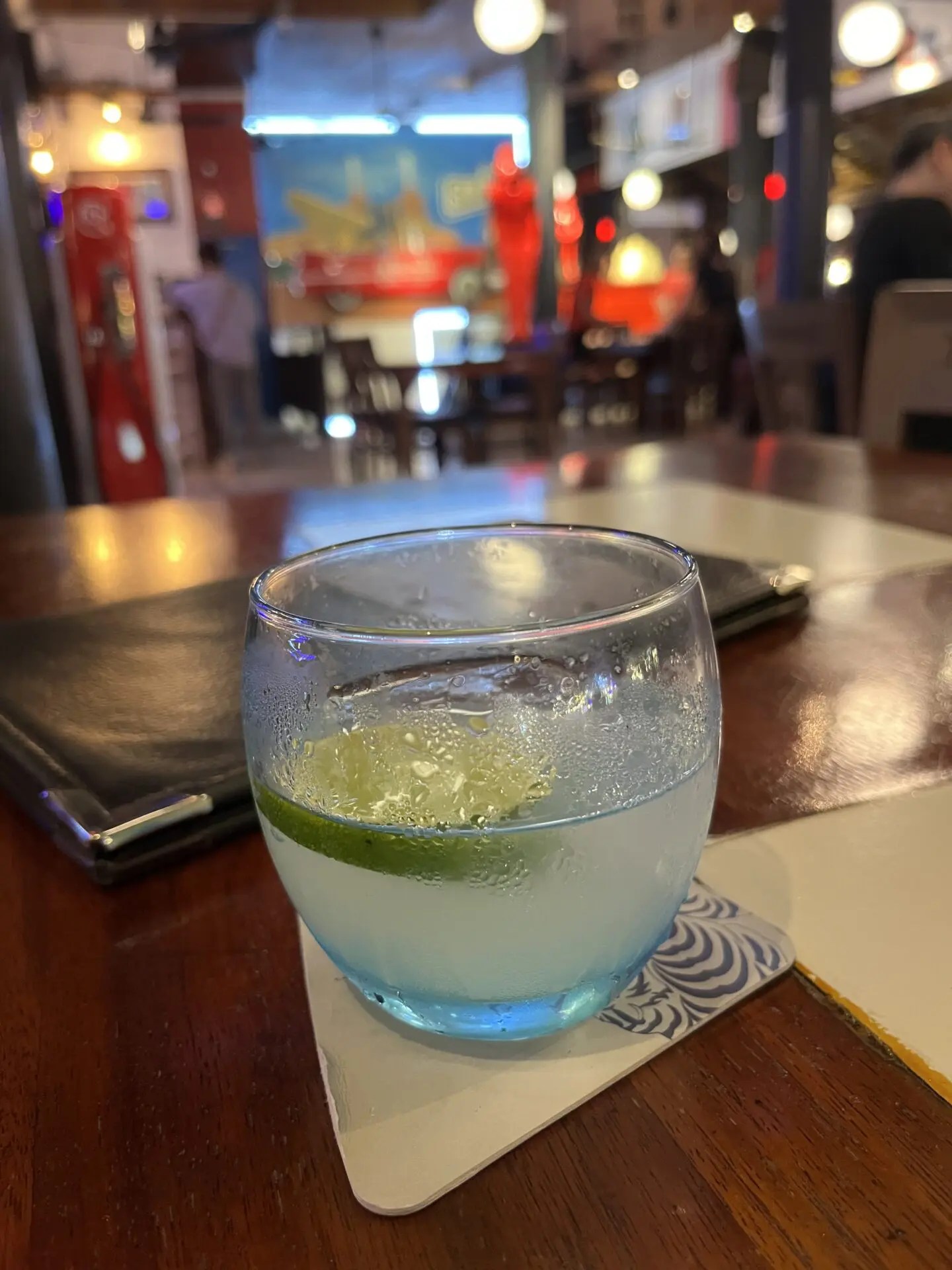 在柬埔寨旅行期间，不妨把古墓丽影体验加入你的行程。我是在安吉丽娜·朱莉在柬埔寨最爱的酒吧——红钢琴酒吧——体验的。