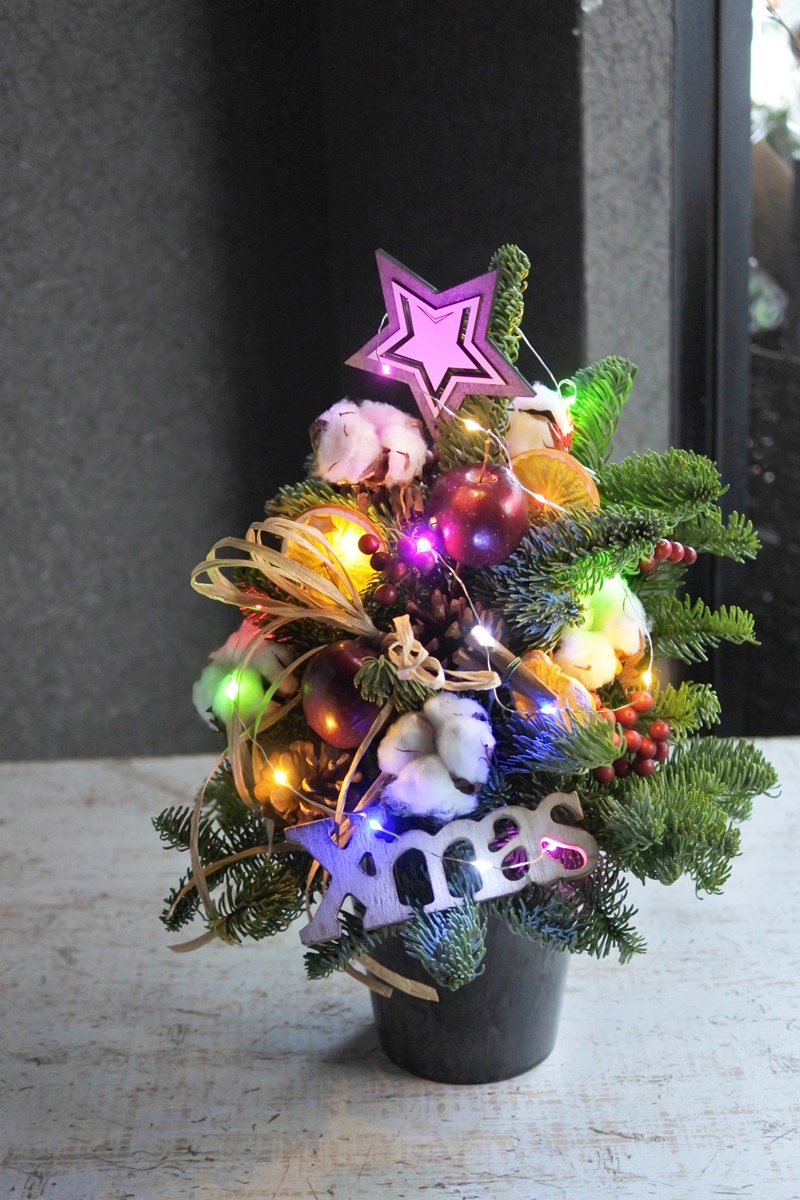 クリスマスアレンジで聖夜をお祝い！赤・白・緑のカラーのフラワー