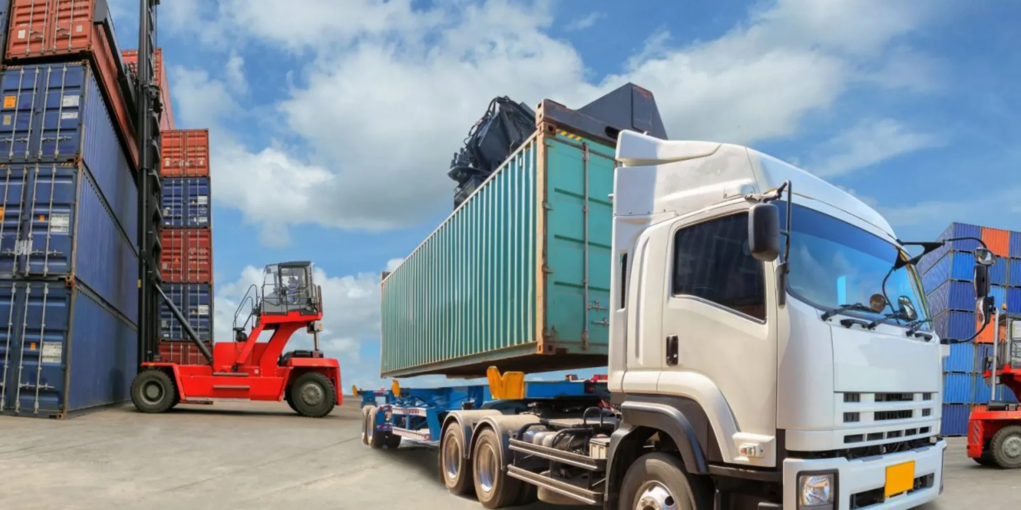Whats-the-Difference-between-Freight-Management-and-Logistics-Management-2048x1024
