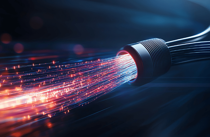 كابل ألياف ضوئية ينقل إشارات بيانات عالية السرعة مع ومضات ضوئية، يرمز إلى شبكات الاتصالات المتقدمة والاتصال الرقمي فائق السرعة.
