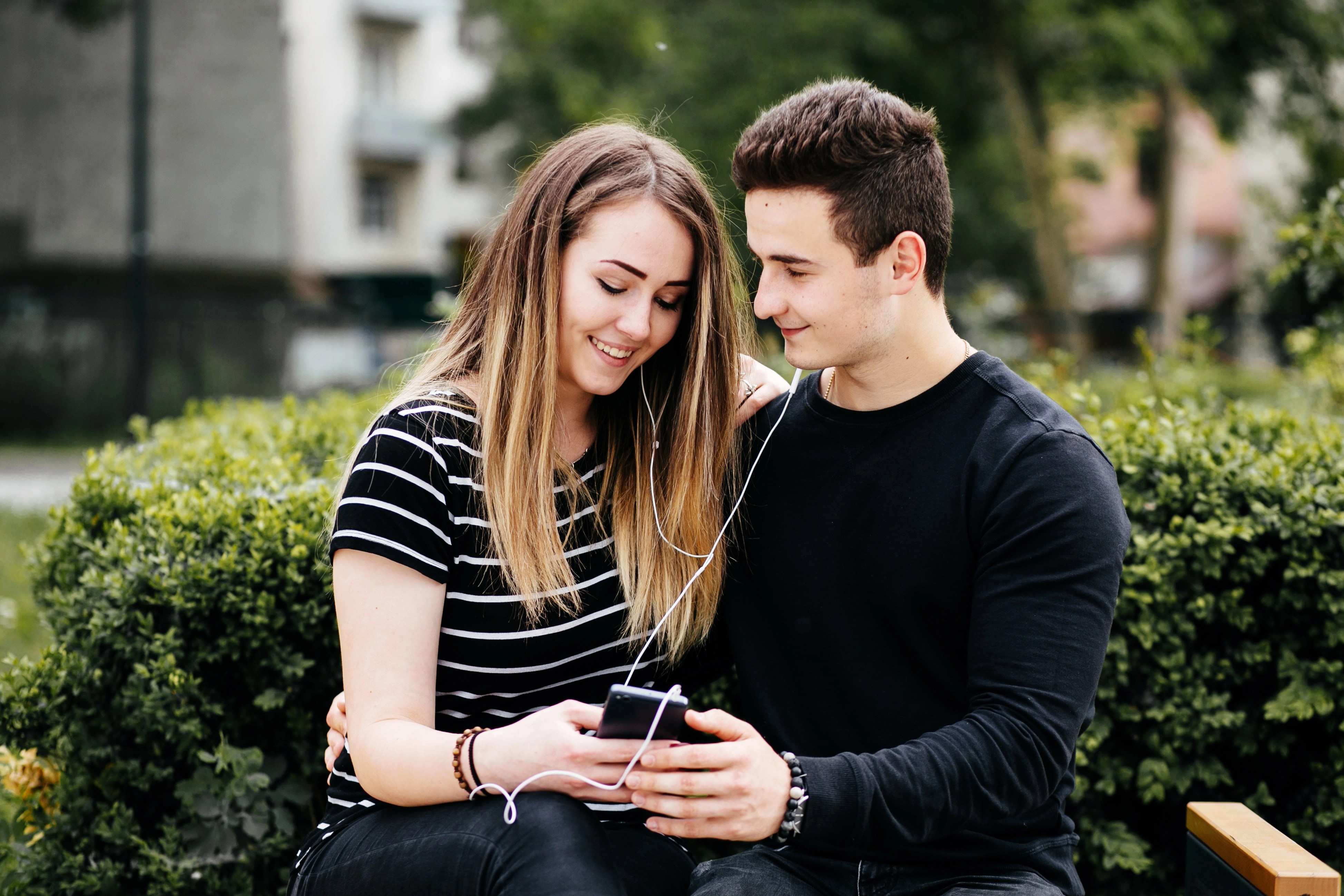 young-couple-having-fun
