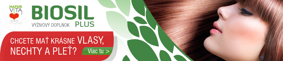 Miska s čerstvým ovocím a bylinkami plná prírodných vitamínov položená na piknikovom stole v záhrade