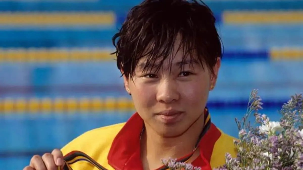 1991: Qian Hong sets world record in swimming