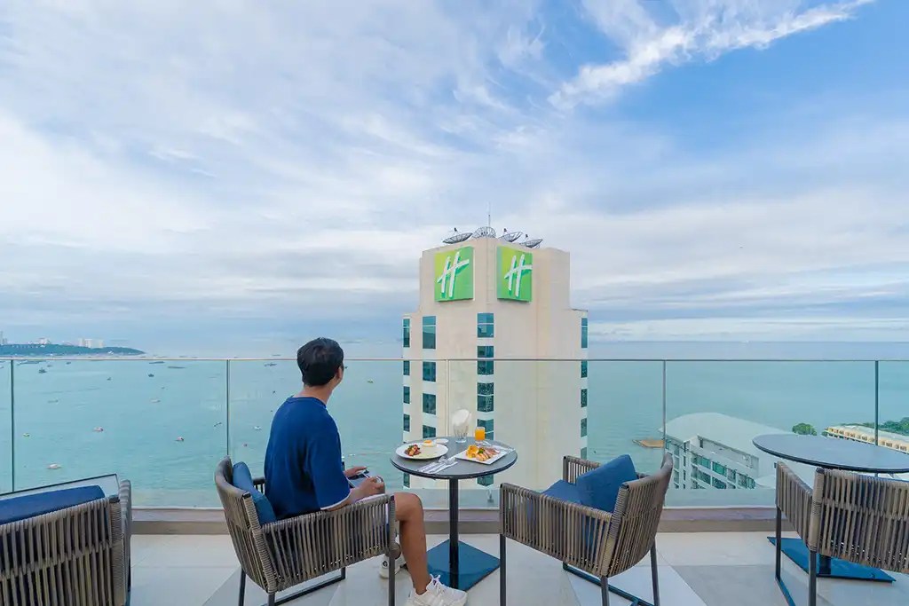 review-holiday-inn-pattaya