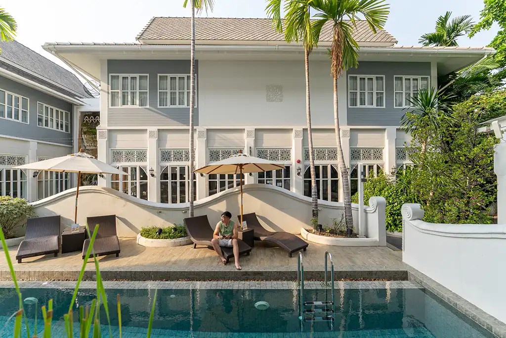 away-thapae-chiangmai