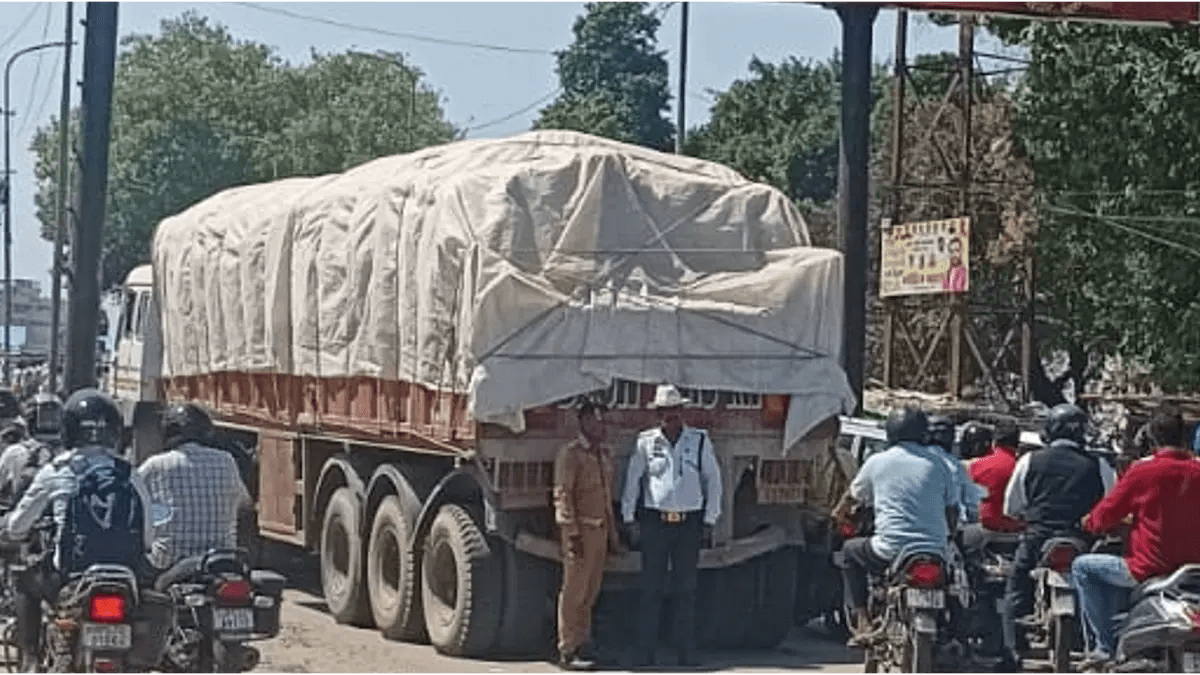 धर्मशाला फ्लाईओवर पर चढ़ते वक्त ओवरलोडेड ट्रक हुआ खराब, सुबह लंबे जाम में फंसे रहे लोग