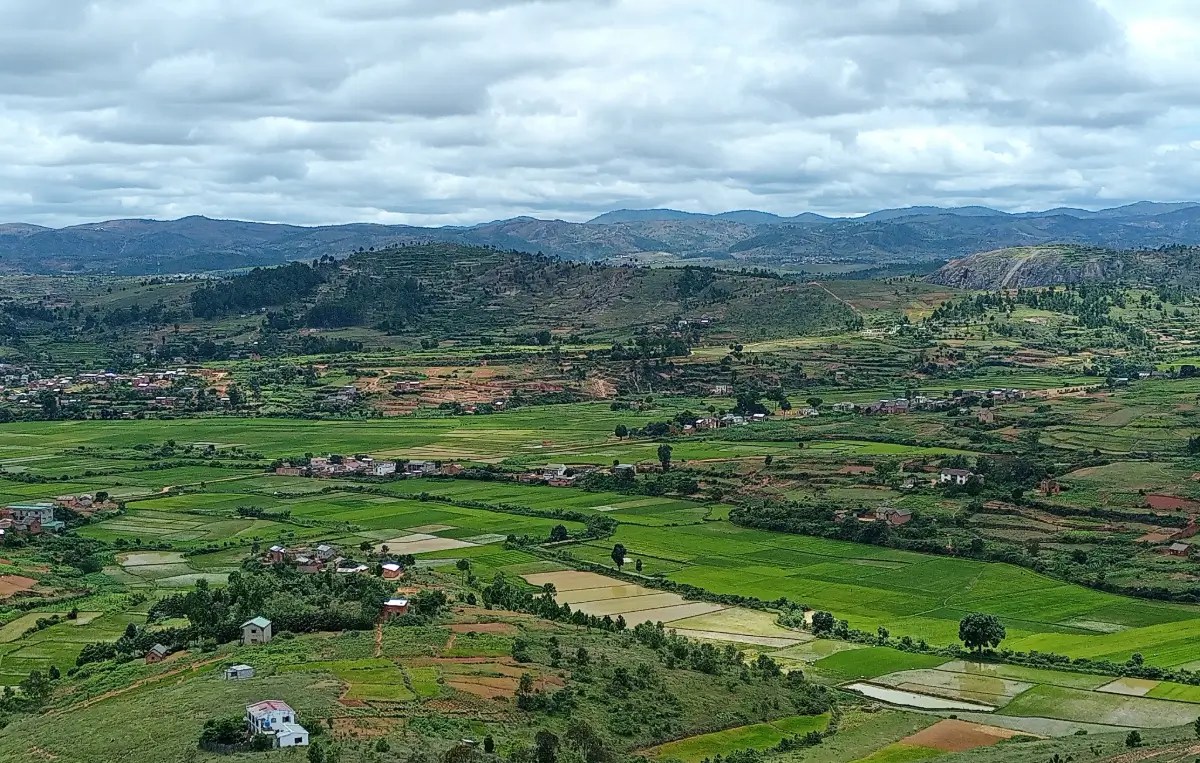 Ambalavao and Tsaranoro Valley Travel Guide: Culture, Landscapes, and Hiking in Southern Madagascar