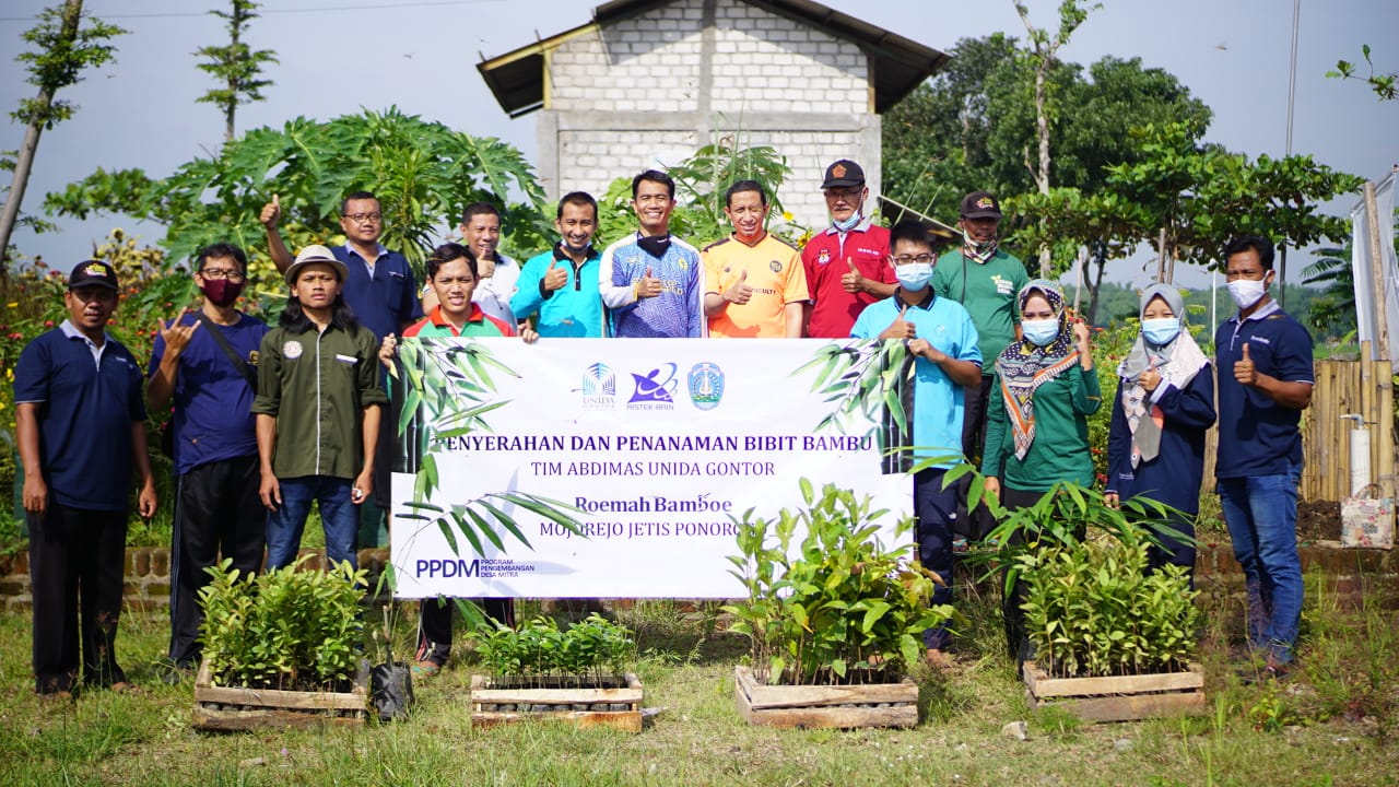 UNIDA Gontor Berikan Bantuan Bibit Bambu dan Buah kepada Warga Mojorejo