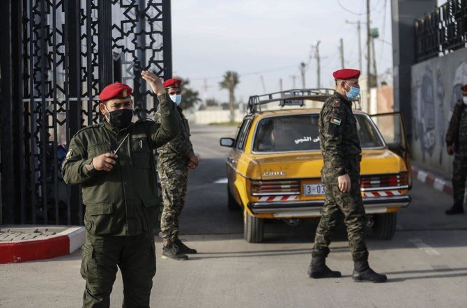 Anggota pasukan keamanan Palestina yang setia kepada Hamas, yang mengenakan masker karena pandemi virus corona, berjaga-jaga di perbatasan Rafah dengan Mesir, di Jalur Gaza selatan, pada 9 Februari 2021. (File / AFP)