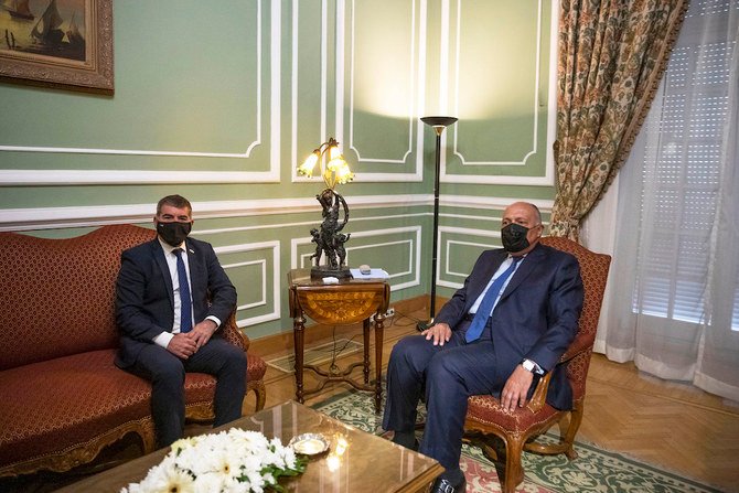 Menteri Luar Negeri Mesir Sameh Shoukry (kanan) bertemu dengan Menteri Luar Negeri Israel Gabi Ashkenazi di Istana Tahrir di Kairo, Mesir, Ahad, 30 Mei 2021. (AP)