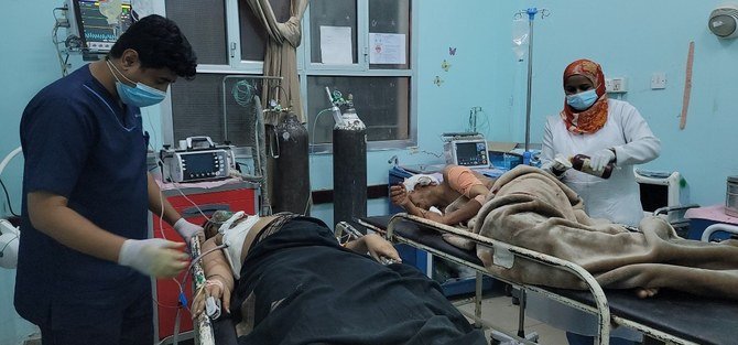 Warga sipil yang terluka dalam serangan rudal Houthi di Marib pada hari Kamis menerima perawatan di rumah sakit setempat. (Foto)