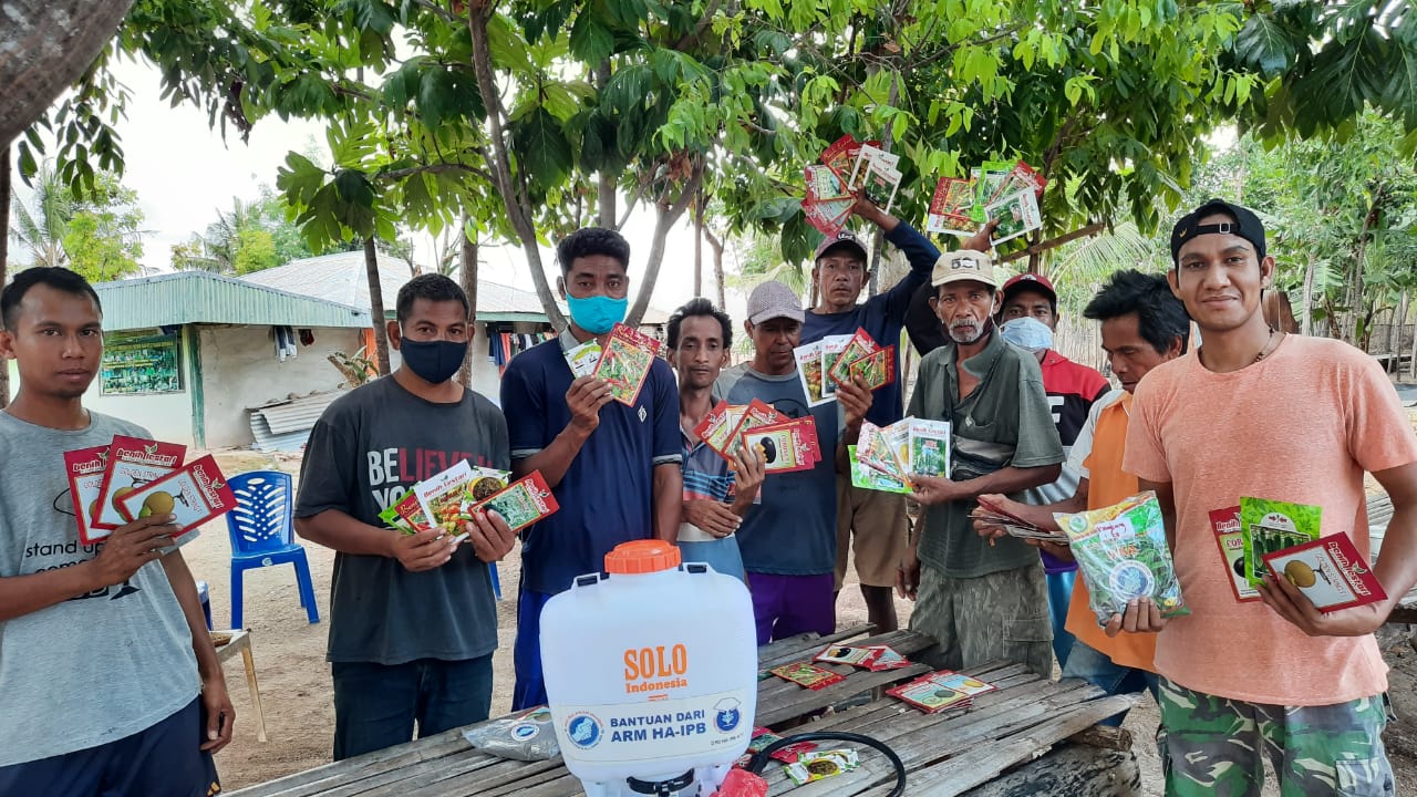Alumi IPB Salurkan 1.400 Paket Benih Sayuran untuk Kelompok Tani di NTT